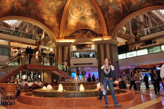 Os belos afrescos no teto da Galeria Pacífico, na Calle Florida, em Buenos Aires, capital da Argentina